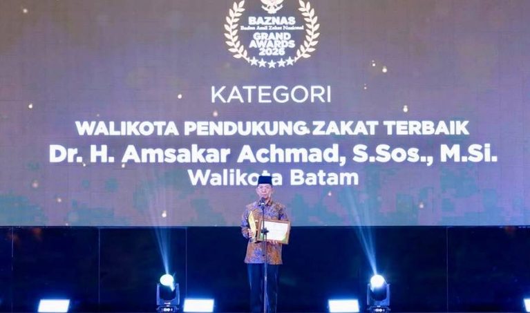 Amsakar Achmad Raih Penghargaan BAZNAS, Perkuat Komitmen Pengelolaan Zakat di Batam