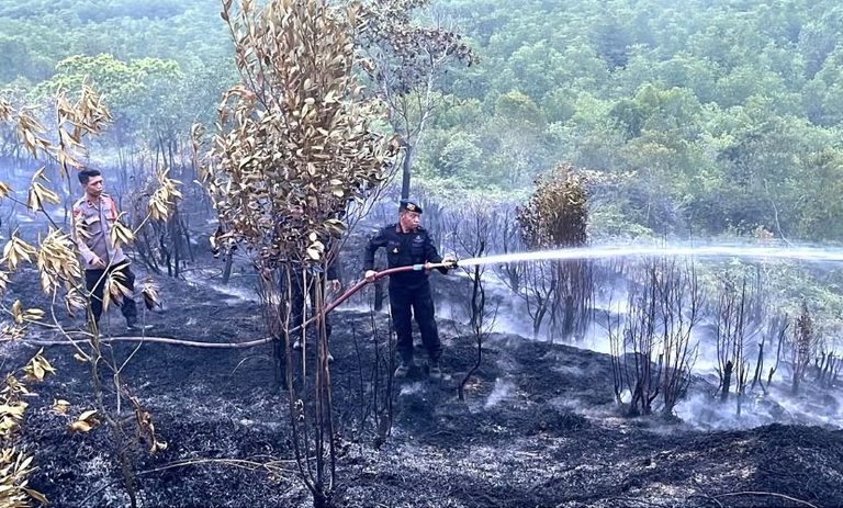 Brimob Polda Kepri Padamkan Kebakaran Lahan di Tiwangkang Batam