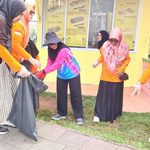 Bersama Sekda Kepri, IKWI Kepri Gotong Royong Bersihkan Pulau Penyengat