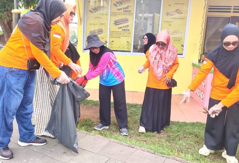 Bersama Sekda Kepri, IKWI Kepri Gotong Royong Bersihkan Pulau Penyengat