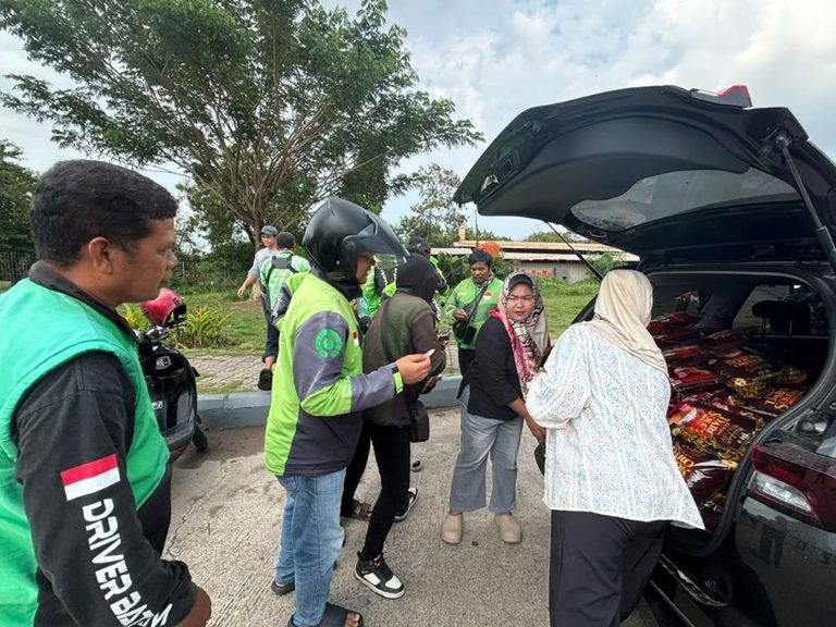 Ditreskrimsus Polda Kepri Bersama Media Gelar “Jumat Berkah”, Bagikan 100 Kantong Beras ke Porter Hingga Ojol