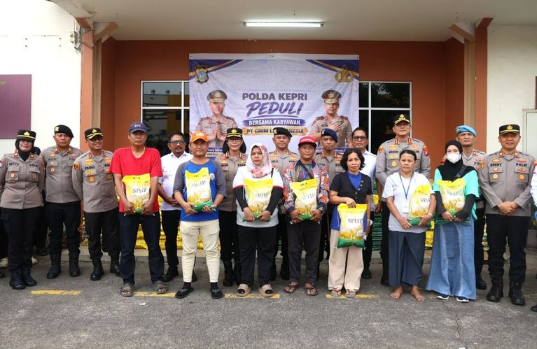 Peduli Nasib 1.025 Karyawan PT Ghim Li Indonesia, Polda Kepri Salurkan Bantuan